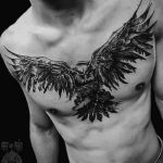 Мужские татуировки на груди 15