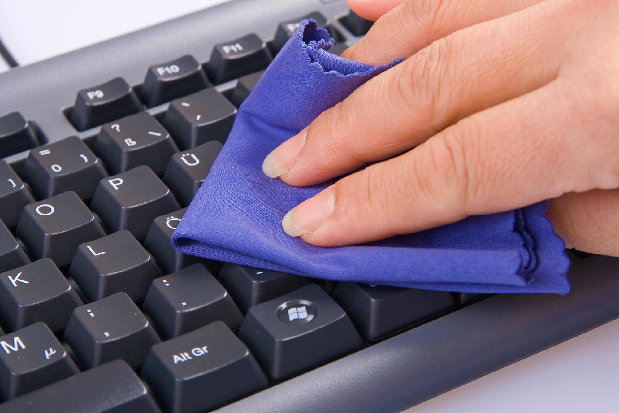 Как правильно очистить клавиатуру