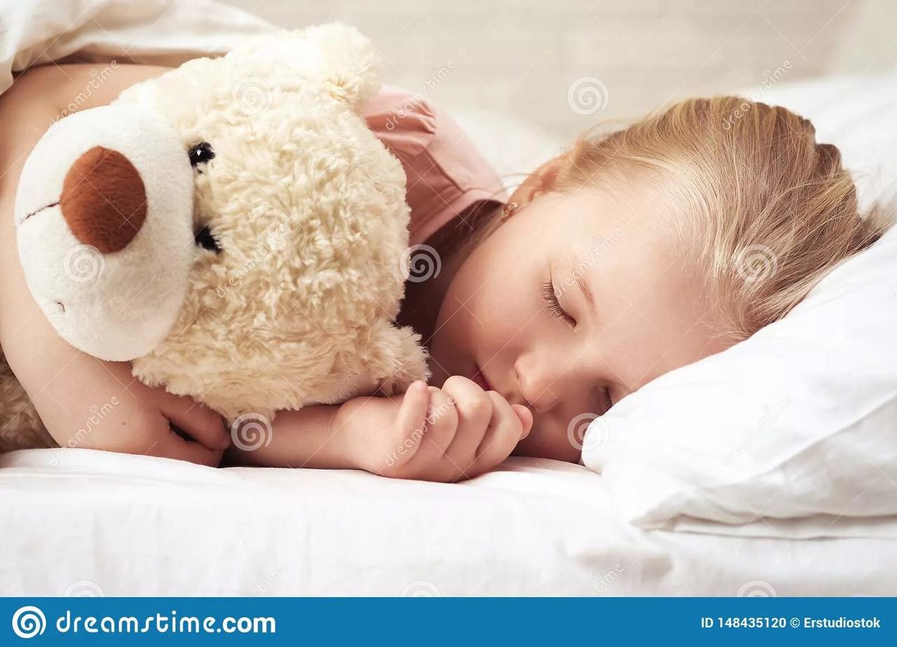 Девочка спит со своим плюшевым мишкой 9