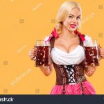 Женщина в баварском платье с пивом в руках 9