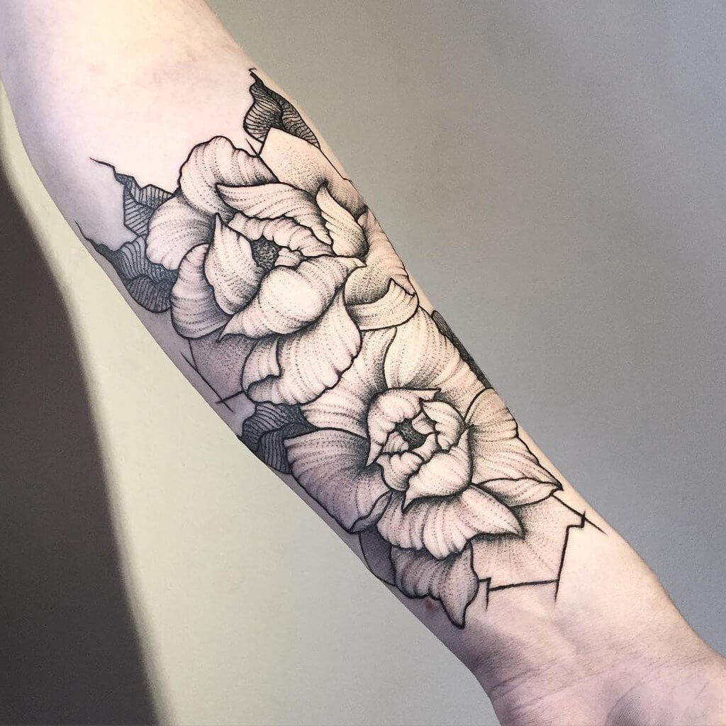 Татуировка цветы на руке девушки фото