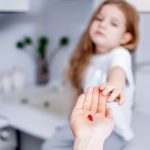 Как давать лекарства детям без слез и стресса 4 эффективных трюка 1