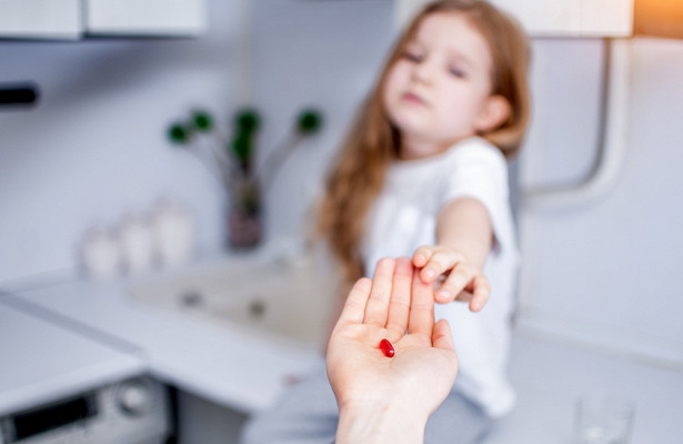 Как давать лекарства детям без слез и стресса 4 эффективных трюка 1