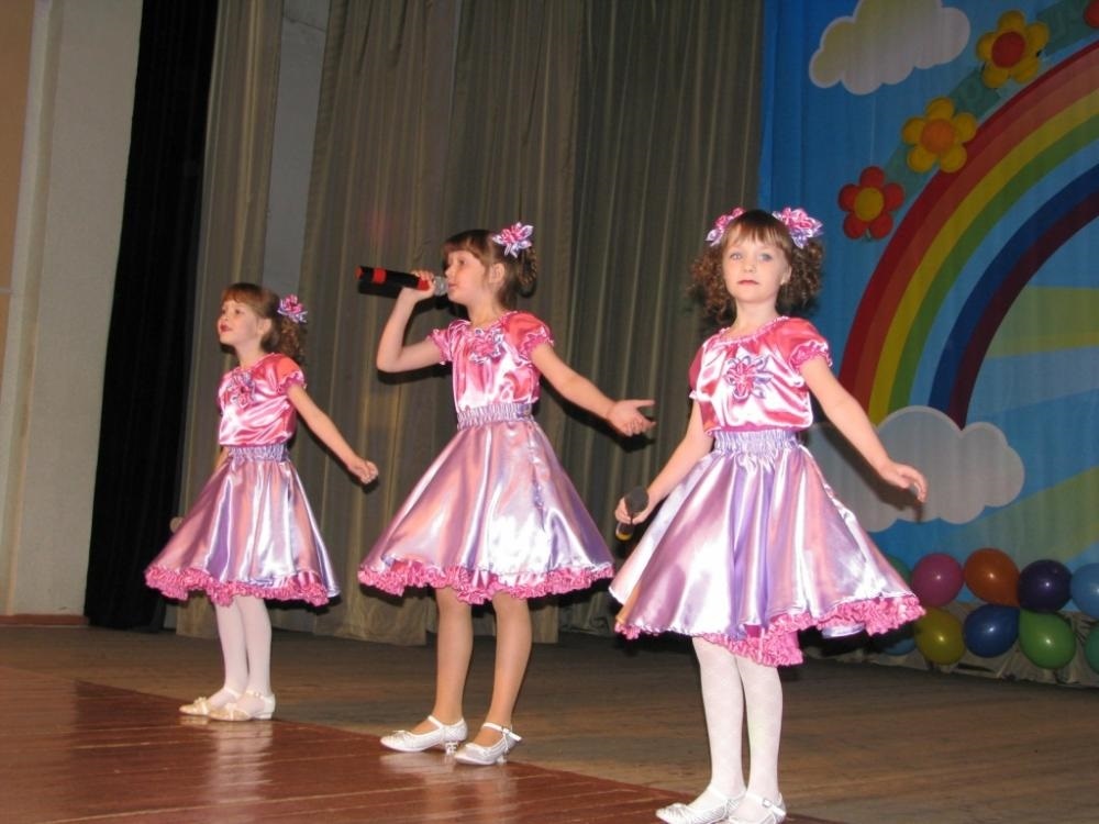 Выступление детей на конкурсах. Детские концертные платья для девочек. Костюмы для детского ансамбля. Концертные костюмы для детей. Костюмы для детского вокального ансамбля.