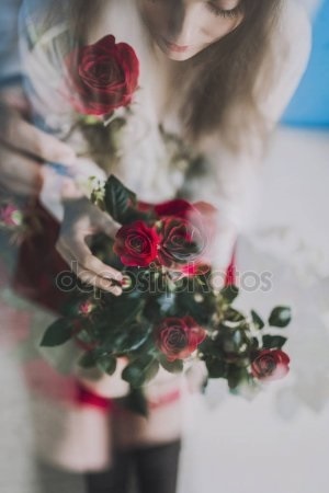 Брюнетка с розами со спины   фото005
