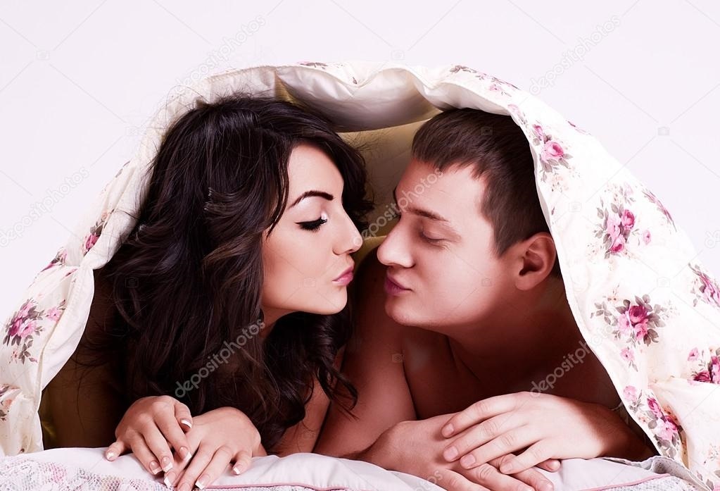 Красивая пара влюбленных в постели   фото001