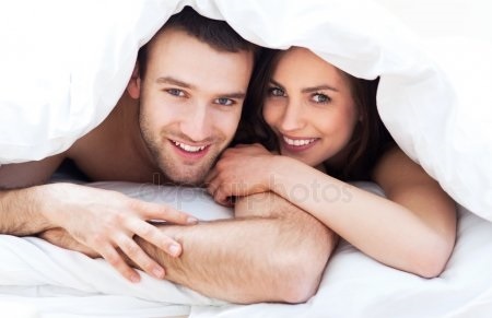 Красивая пара влюбленных в постели   фото024