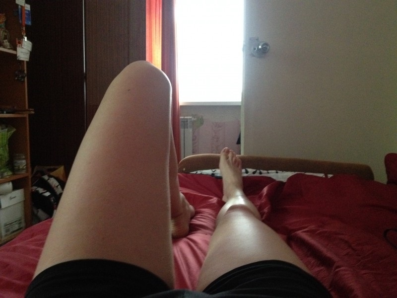 Фото ног в кровати без лица