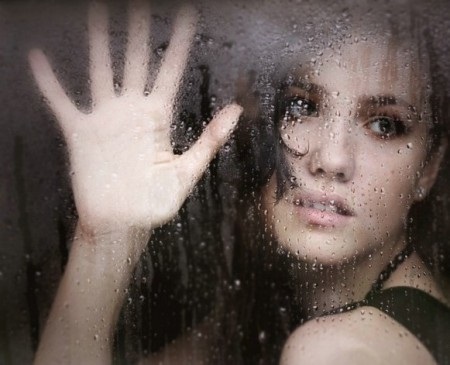 Красивые картинки девушка и дождь за окном 015