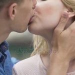 Страстный поцелуй женщины и мужчины 017