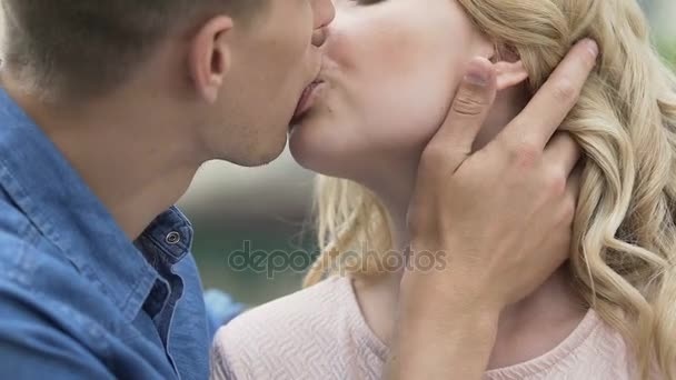 Страстный поцелуй женщины и мужчины 017