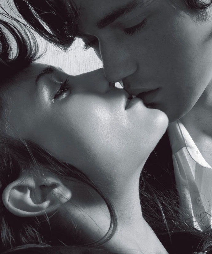 Красивые девушка целует парня. Страстные поцелуи. Нежный поцелуй. Поцелуй страсть. Красивый поцелуй.
