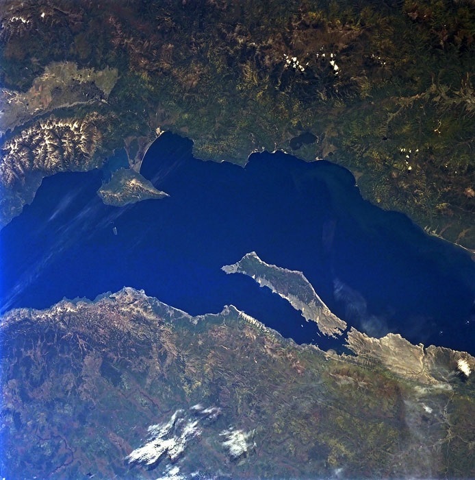 Озеро спутник. Озеро Байкал со спутника. Озеро Байкал снимок из космоса. Спутниковый снимок Байкала. Космический снимок острова Ольхон.