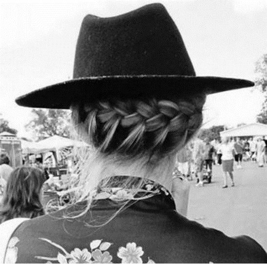 Картинки девушка со спины в шляпе | TIPIK