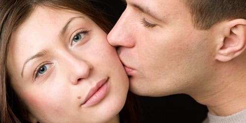 Картинки парень целует девушку в щечку 002