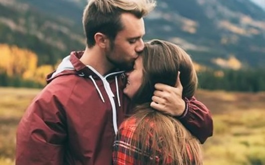 Картинки парень целует девушку в щечку 012
