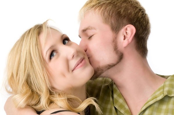Картинки парень целует девушку в щечку 016