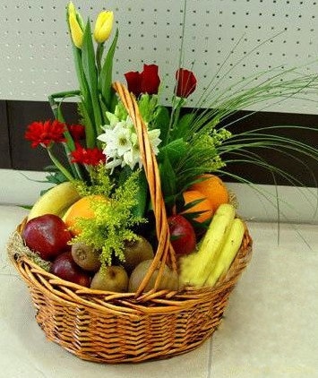 Корзина с цветами и фруктами фото 015