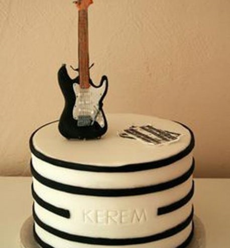 Торт в виде гитары 020