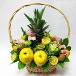 Фото корзина с фруктами и цветами 004