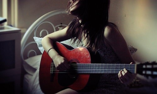 Фото девушка с гитарой без лица 001