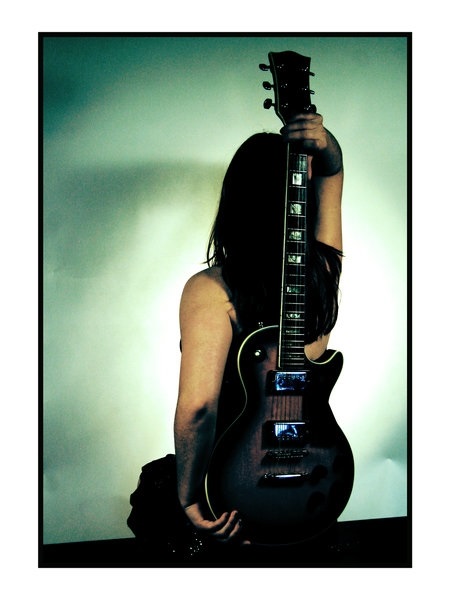 Фото девушка с гитарой без лица 007