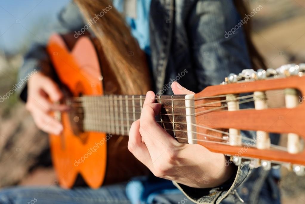Фото девушка с гитарой без лица 017