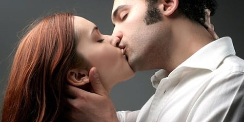 Фото девушка обнимает и целует парня