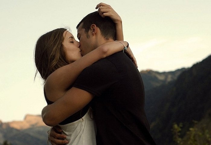 Фото парень целует девушку в губы 012