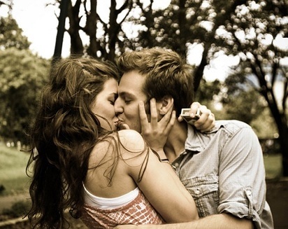 Фото парень целует девушку в губы 014
