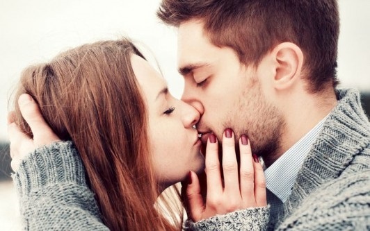 Фото парень целует девушку в губы 015