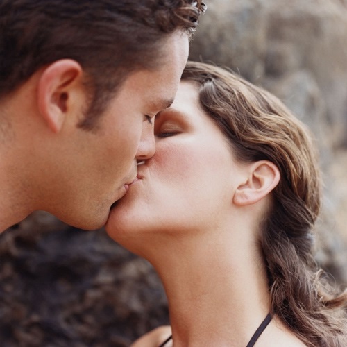 Фото парень целует девушку в губы 016