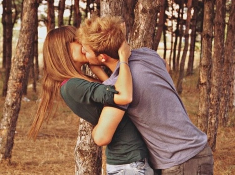 Фото парень целует девушку в губы 019