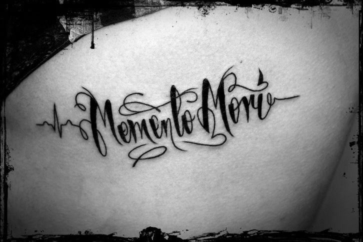 Мори на латыни. Татуировка Memento Mori. Моменто море на латинском. Momento Mori надписи. Моменто море тату эскизы надпись.