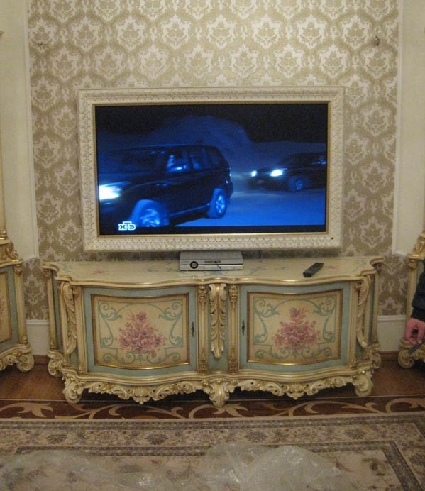 Телевизор в раме на стене фото009