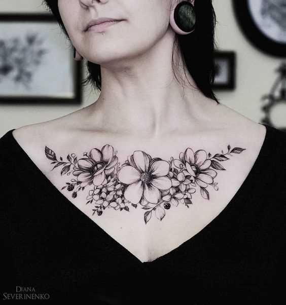 Женские татуировки на груди 03