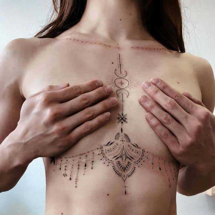 Женские татуировки на груди 04