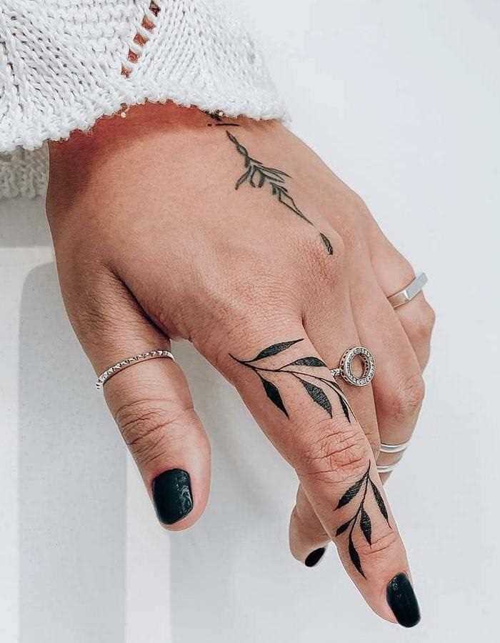 Женские татуировки на пальцах 02