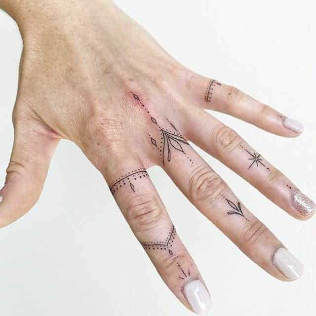 Женские татуировки на пальцах 04