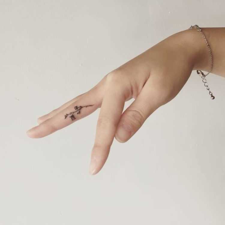 Женские татуировки на пальцах 07
