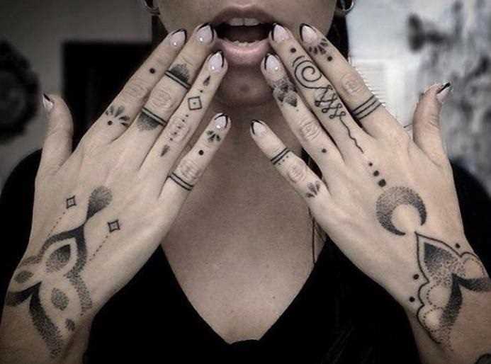Женские татуировки на пальцах 08
