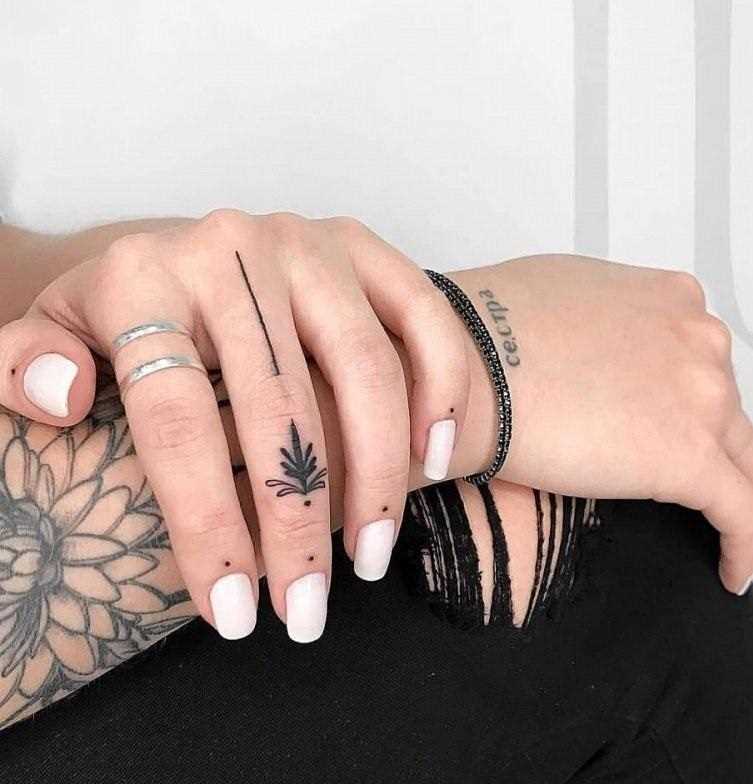 Женские татуировки на пальцах 10