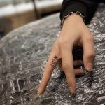 Женские татуировки на пальцах 11