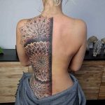 Женские татуировки на спине 13