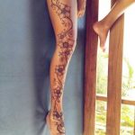 Красивые женские татуировки на ноге 12