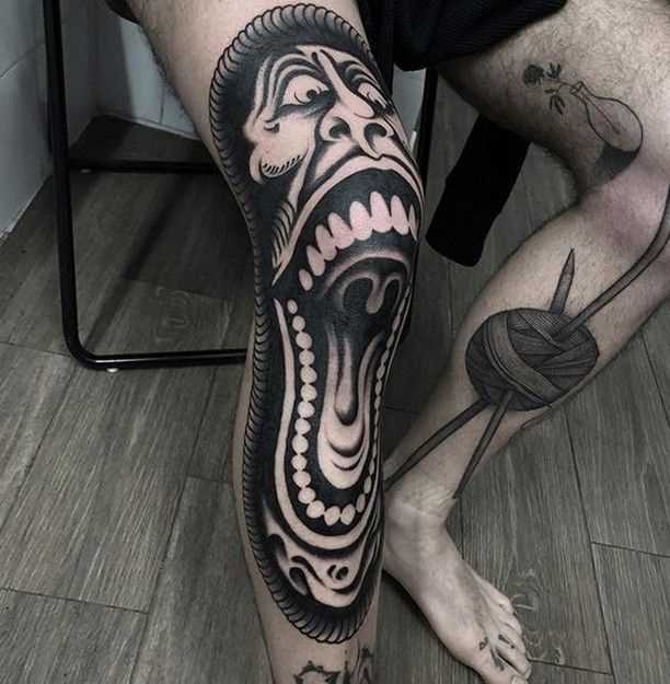 Красивые мужские татуировки на ноге 14