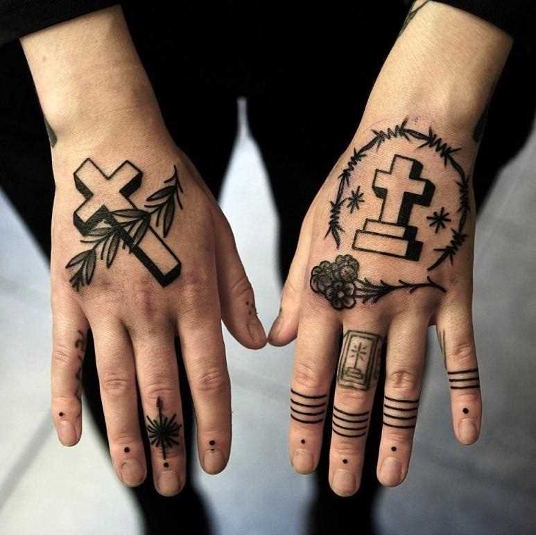 Мужские татуировки на пальцах 10