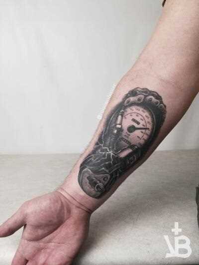 Мужские татуировки на руке 08