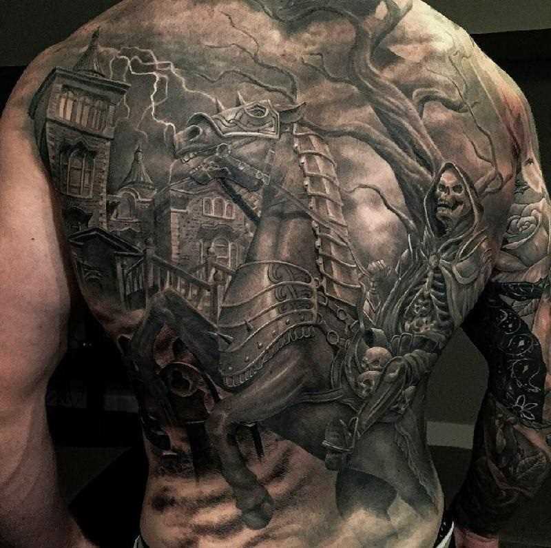 Мужские татуировки на спине 07