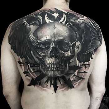 Мужские татуировки на спине 13